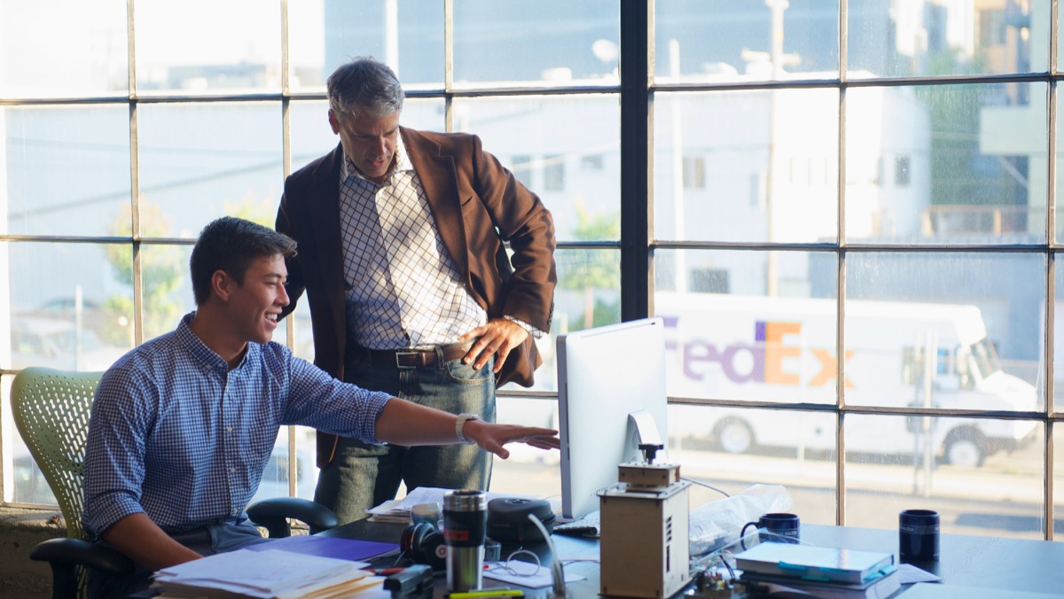 Conseil express FedEx depuis l'agence NatEX — camion FedEx visible depuis le bureau