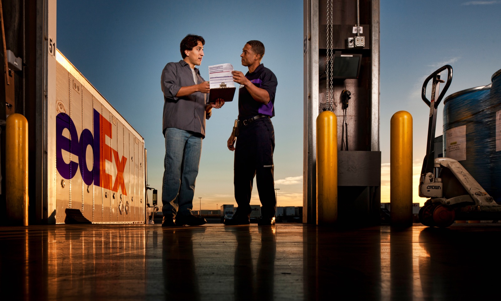 Équipe FedEx et client sur quai de chargement — opérations express
